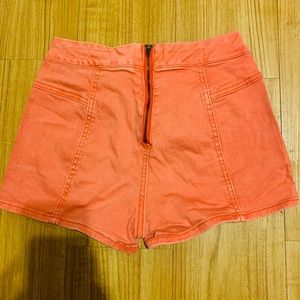 Bullhead shorts. Cute zipper down back of shorts.